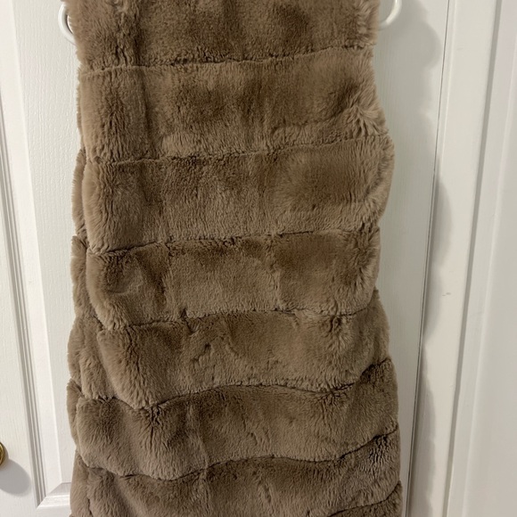 Faux Fur Vest - Picture 2 of 4